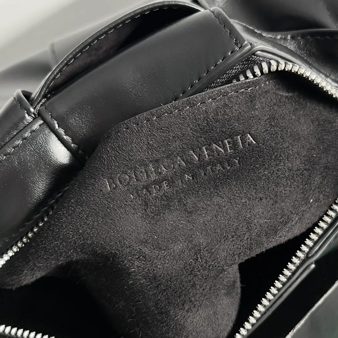Batch 1640 BOTTEGA VENETA's new mini cassette camera bag. What a beautiful design. This noble one is really unique. The texture is also great. It matches the autumn and winter coat's great temperament. It can hold your various styles of matching, and the high-end double-fabric weaving design is also very NICE! In autumn and winter, it can be simply paired with a sweater or a jacket or a suit. The capacity is enough to hold some small items. The niche design is really amazing. I can’t praise this cool black woven handbag enough! You’ll fall in love with it at first glance, it’s so special~ Both the workmanship and appearance are superb! Style number: 795177 Size: 21*13*6.5cm